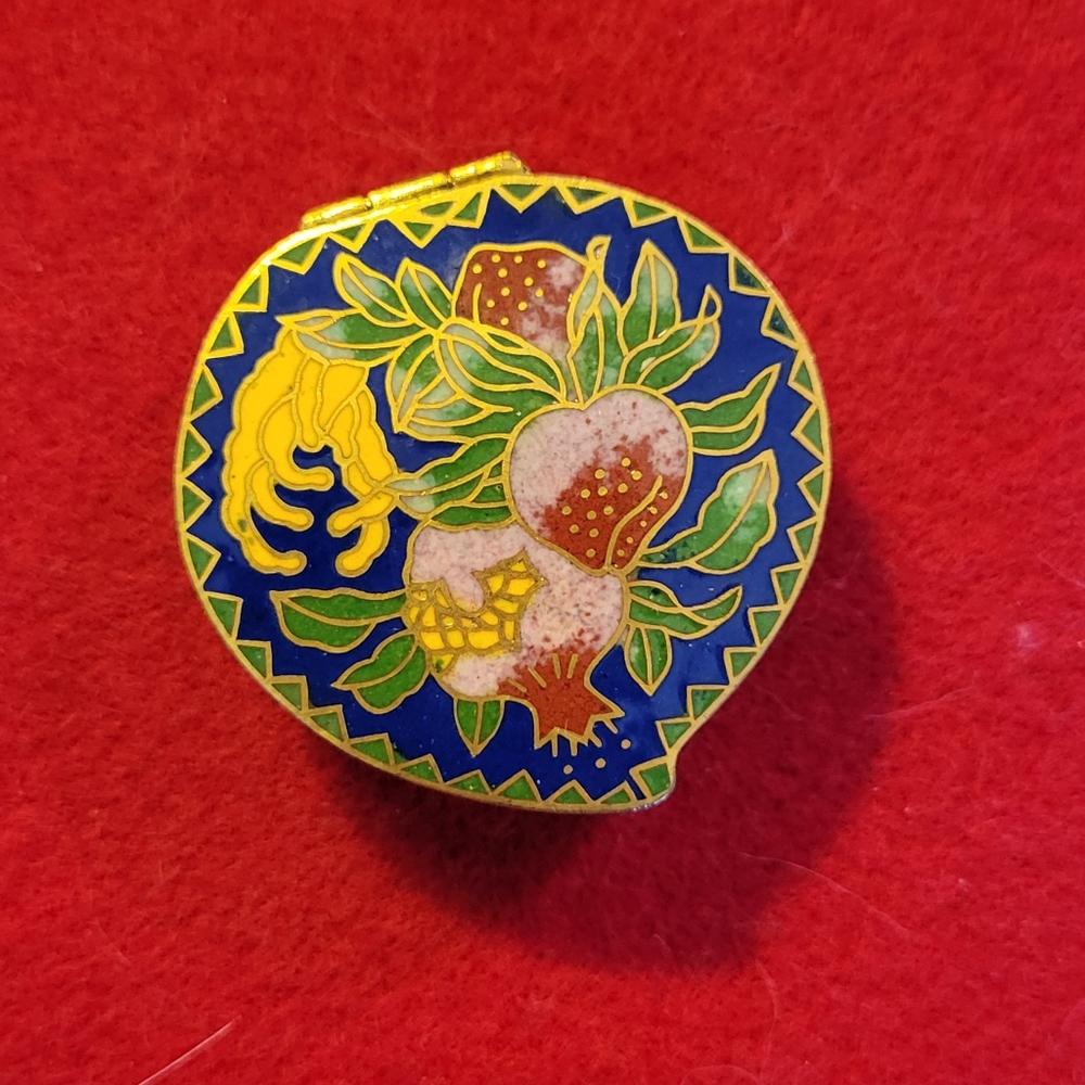 Beautiful and dainty heart shaped cloisonne enameled trinket box